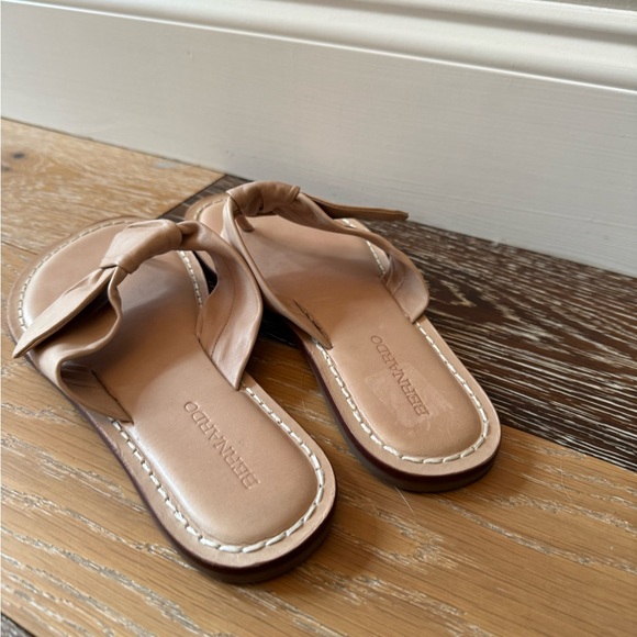 Bernardo Lillian Padded Bow Thong
Flat Sandals - Picture 7 of 8